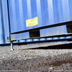 Nivellierplatten unter dem Versandcontainer