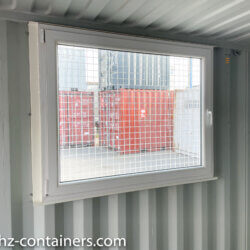 zusätzliche Tür und Fenster zum Versandcontainer