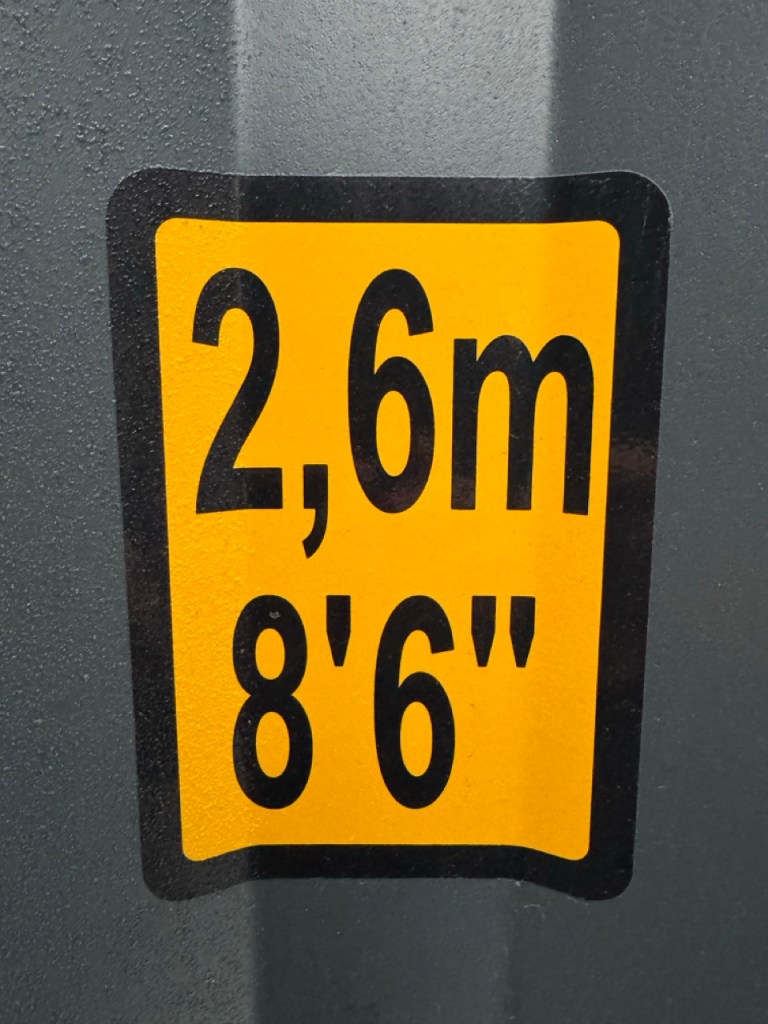 Shipping container height 2.6 m - 8'6"
Výška lodního kontejneru 2,6 m - 8'6"
Dimensions and sizes of shipping containers